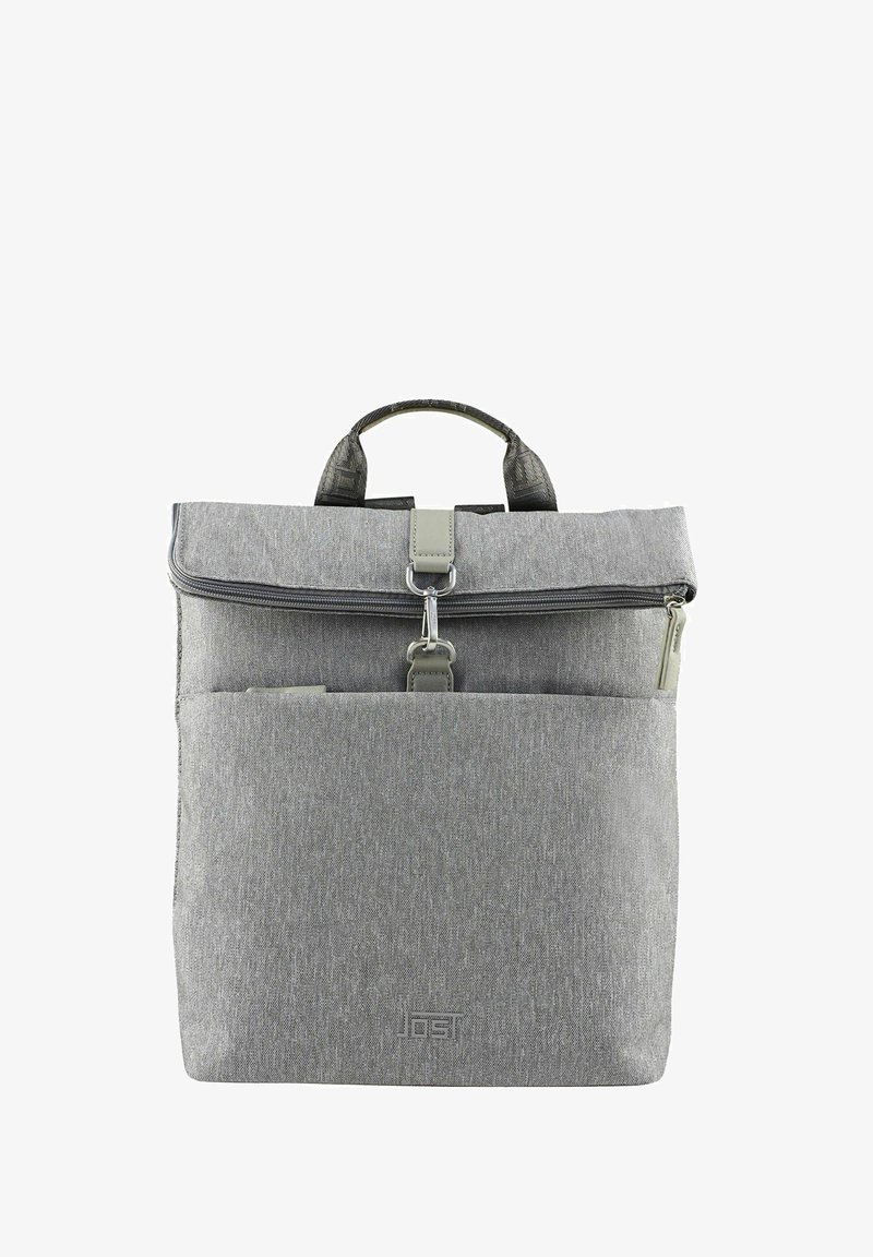 Grau gewebter Rucksack mit einem oberen Klappenverschluss, Reißverschluss, Fronttasche und strukturiertem Griff. Bemerkenswerte Beschläge umfassen einen Metallclip und Akzente.