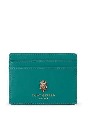 Skórzany, morski etui na karty z trzema poziomymi przegródkami, złotym medalionem z głową pantery oraz nadrukiem „Kurt Geiger London” w złotych literach.