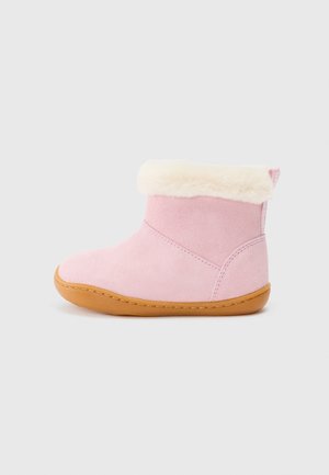 Roze suede peuterschoen met beige nepbont trim en bruine rubberen zool, zijaanzicht op een effen achtergrond.