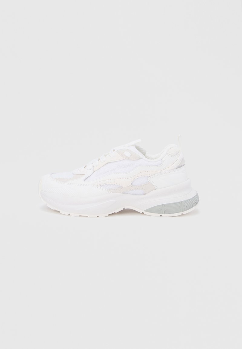 Λευκά αθλητικά παπούτσια με υφή στην επάνω επιφά νεια, πάνελ από δίχτυ και αντιθετικές γκρι λεπτομέρειες στη σόλα. Κλείσιμο με κορδόνια και ανθεκτική εξωτερική σόλα από καουτσούκ.