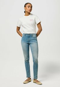 Wrangler SHORT SLEEVE - SLIM FIT - T-shirt print - worn_white