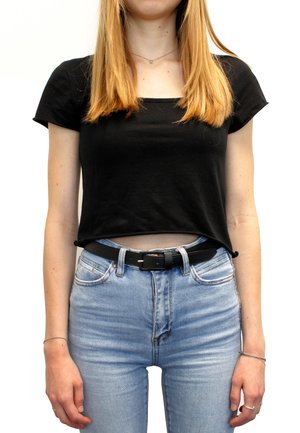 Schwarzes, kurzärmeliges, cropped T-Shirt, kombiniert mit hellblauen, hochgeschnittenen Jeans und einem schwarzen Gürtel, mit einem schlichten Design und weichem Material.