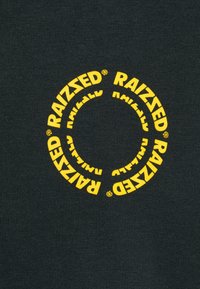 Sudadera verde oscura con un gráfico circular amarillo donde aparece la palabra "RAIZZED" impresa varias veces en una fuente moderna y en negrita.