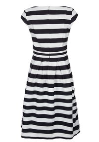 Gestreiftes Kleid mit schwarz-weißen horizontalen Streifen, kurzen Ärmeln, einem taillierten Oberteil und einem gefalteten Rock mit einem Reißverschluss auf der Rückseite.