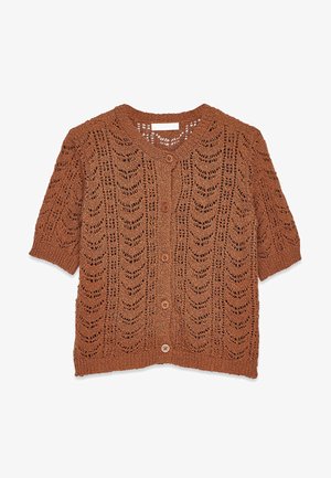 Rjavi kratki pleteni kardigan s kratkimi rokavi, z vzorcem valovite čipke in petimi gumbi spredaj na belem ozadju.