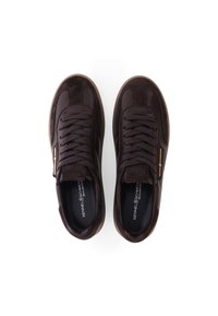 Braune Wildleder-Sneaker mit Lederakzenten, abgerundeter Spitze, flachen Schnürsenkeln und Logodetail. Strukturierten Oberfläche und gepolstertem Innenraum.