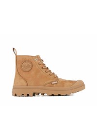 Stivali alla caviglia in suede color beige con punta tonda, design con lacci, suola in gomma e un'etichetta con logo circolare sul lato. Parte superiore testurizzata e battistrada spesso.