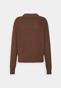 Maglione marrone lavorato a maglia con una texture a coste, dotato di un colletto rotondo e maniche lunghe, che termina in vita.