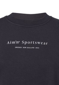 Dunkelgrauer Sweatshirt mit geripptem Rundhalsausschnitt. Mit "Aim'n Sportswear"-Logo in Weiß, zusätzlich mit dem Text "Schweden Neuseeland 2013."