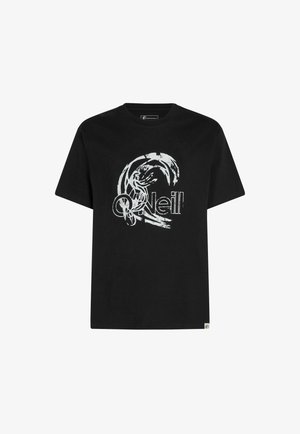 Mustast puuvillast t-särk, millel on valge trükitud lainete kujundusega logo ja tekst "O'Neill", lõdva lõike ja tavapärase kõrge kaelusega.