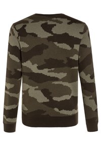 Sweter dziergany z wzorem w kamuflaż w ciemnej zieleni i beżu. Okrągły dekolt, długie rękawy, ściągacze przy mankietach i u dołu.