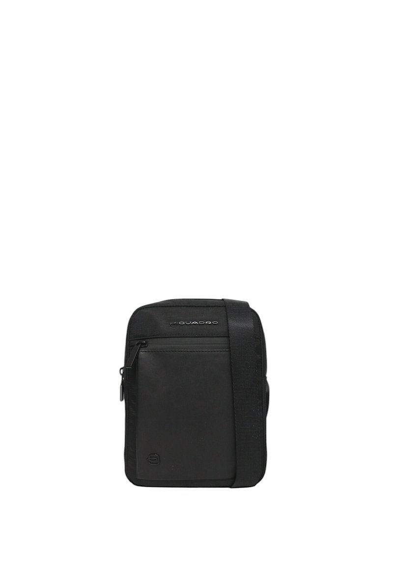 Borsa a tracolla nera con forma rettangolare, realizzata in materiale resistente, dotata di una tasca frontale con zip e di una tracolla regolabile.