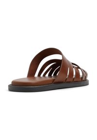 Bruine leren slipper met meerdere gebogen banden en een glad, plat voetbed; duurzame rubberen zool met een textuur voor grip.