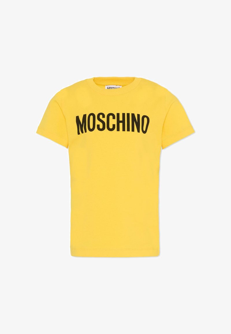 T-shirt en coton jaune à manches courtes, avec un logo noir "MOSCHINO" bien visible sur la poitrine, col rond et coupe basique.
