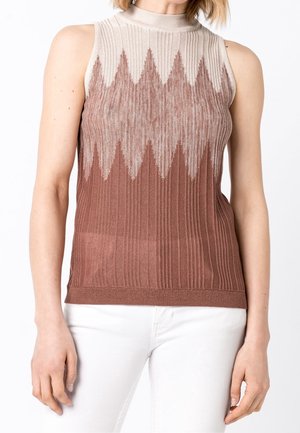Gebreide mouwloze top in beige en roestbruin met verticale ribbels en visgraatpatroon. Voorzien van een hoge halslijn en een aansluitend silhouet.