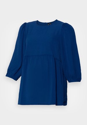 Blå knælængdebluse med rund halsudskæring, lange pufærmer og detaljer med rynket talje. Fremstillet af blødt stof med en glat tekstur.