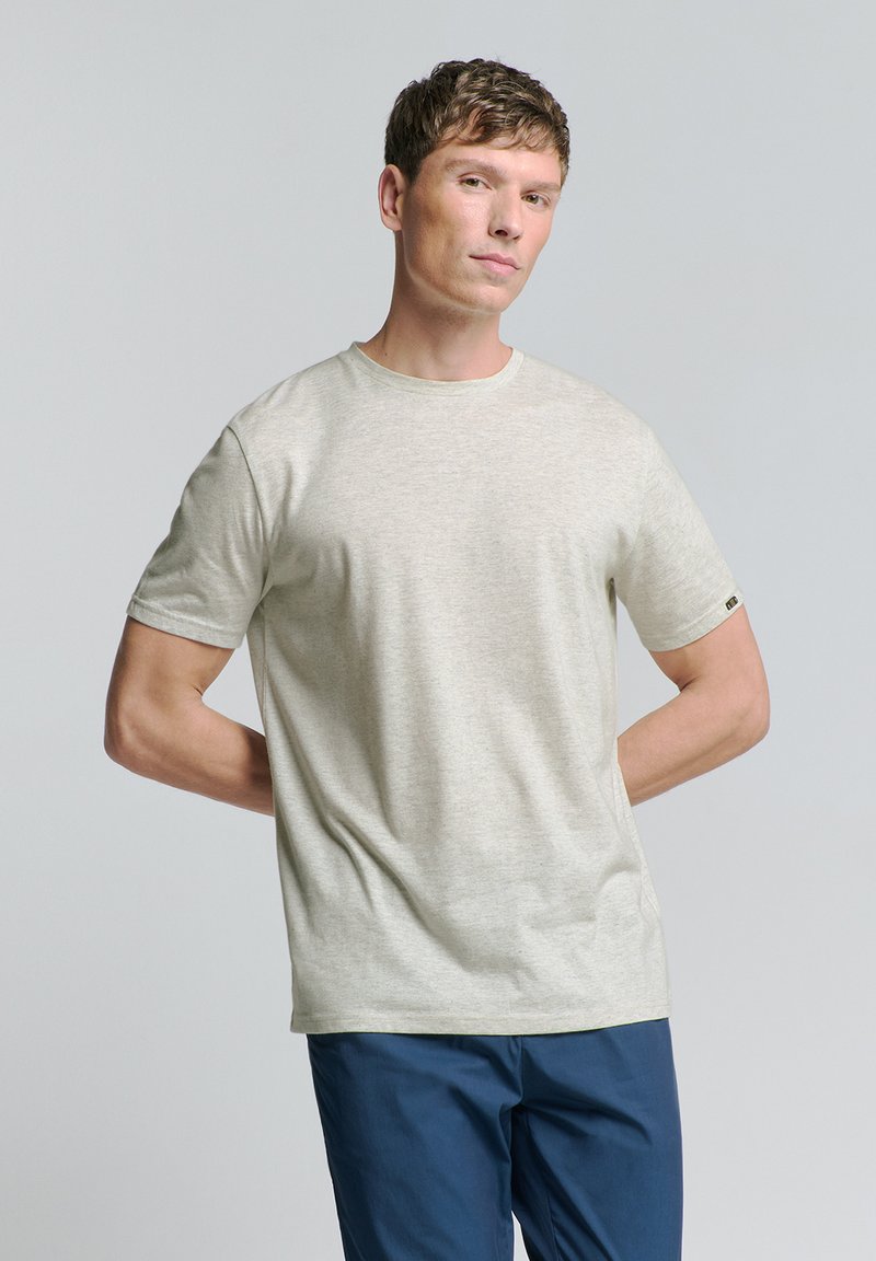 Lichtgrijze t-shirt met korte mouwen, gemaakt van zachte stof. Heeft een ronde halslijn en een subtiele textuur, met een klein logo detail op de mouw.