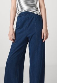 GAP FRONT SEAM WIDE LEG  - Bukse - medium indigo