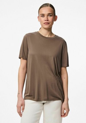 Brun kortærmet T-shirt lavet af glat stof med rund udskæring. Løs pasform, minimalistisk design og subtile sideslidser i kanten.