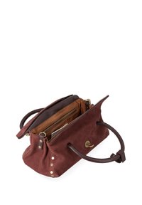 Borsa a tracolla in suede color bordeaux con dettagli in pelle marrone, accessori dorati, doppi manici e una tasca interna. Presenta borchie lungo un lato.