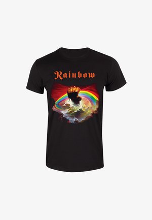 Zwarte katoenen T-shirt met een grafische print van een opgeheven vuist, een regenboogboog en golven, met de tekst "Rainbow" in oranje gotische letters.