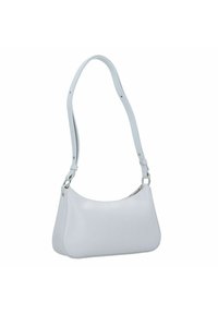 Borsa a spalla in pelle grigio chiaro con forma curva, tracolla regolabile e accessori in argento. Texture liscia con un design minimalista.