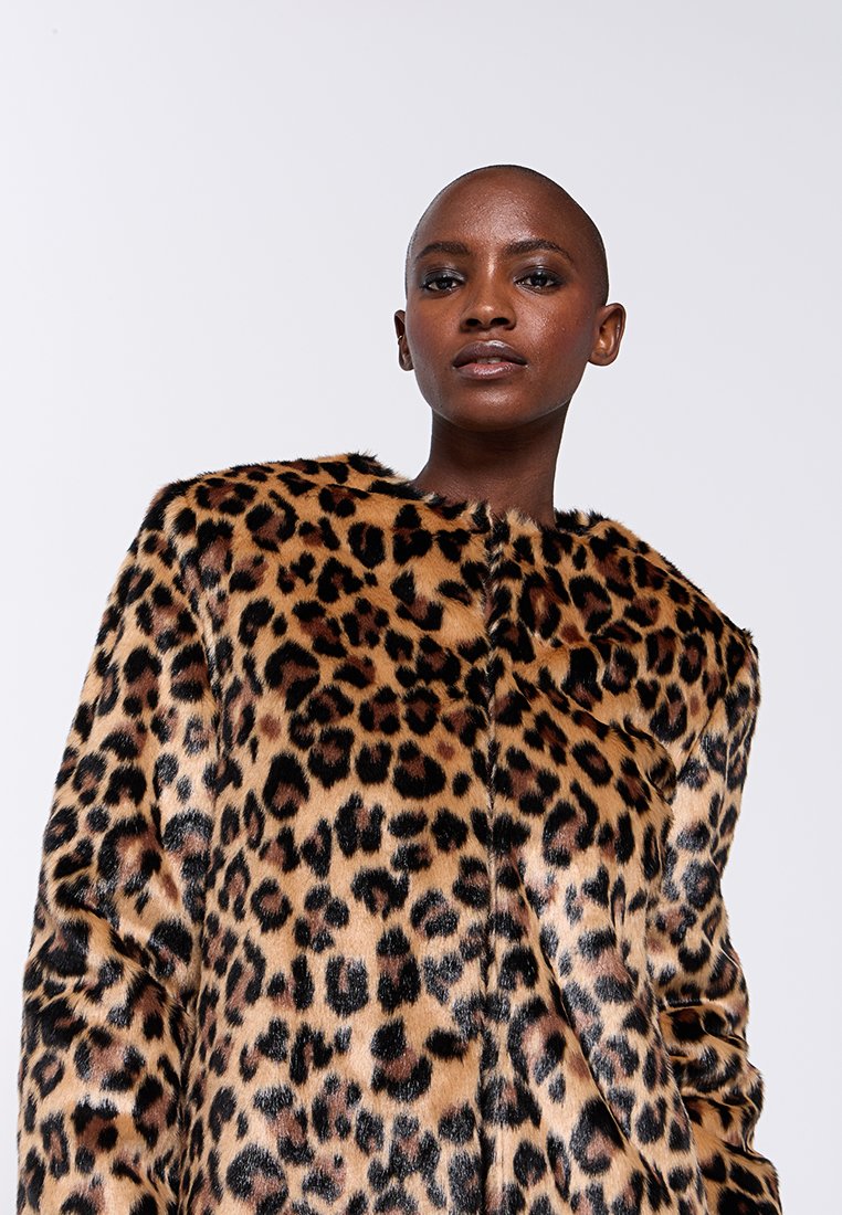 Abrigo de piel sintética con estampado de leopardo y cuello, que presenta una textura suave y brillante con manchas oscuras y claras en contraste. Diseño de cierre frontal.