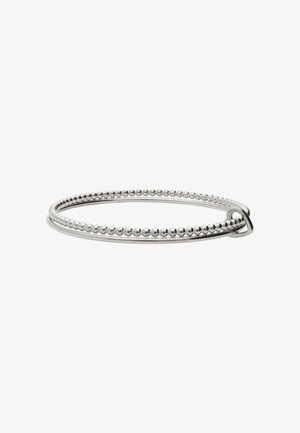 Silberarmband mit einem glatten Band und einem Perlenband, die durch ein dreieckiges Schlaufen-Detail verbunden sind.