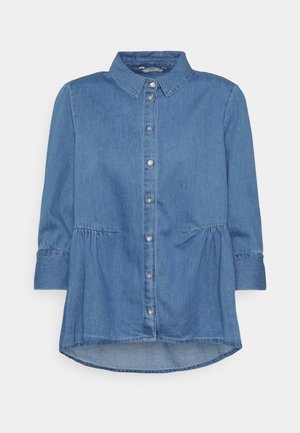 Camicia di jeans blu con colletto, chiusura a bottoni, maniche a trequarti e dettaglio della vita arricciato. Orlo arrotondato e texture sottile.
