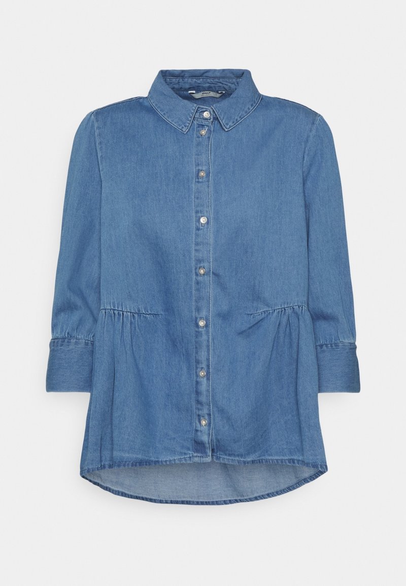 Camicia di jeans blu con colletto, chiusura a bottoni, maniche a trequarti e dettaglio della vita arricciato. Orlo arrotondato e texture sottile.