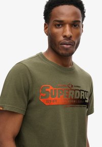 Superdry & Co FLOCKED FADE GRAPHIC - Camiseta estampada - khaki green marl