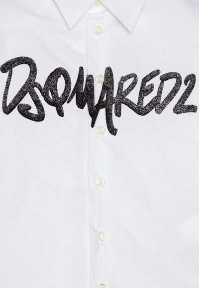 Weißes Hemd mit Knöpfen, das ein großes schwarzes, glitzerndes "DSQUARED2"-Logo über der Brust zeigt, mit standardmäßigen Knopfverschlüssen.