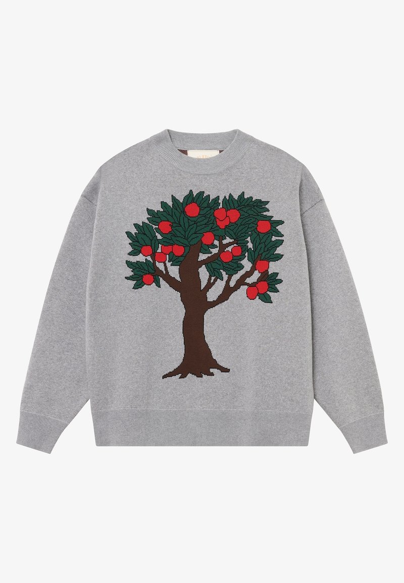 Pull gris avec un motif d'arbre tricoté, feuilles vertes et pommes rouges. Poignets et ourlet côtelés ; style décontracté à col rond.