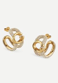 Orecchini in tono oro con un design intrecciato e dettagli in strass. La forma ricorda anelli intrecciati, creando un forte impatto visivo.