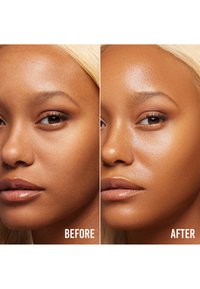 Før- og etterbilde av huden i nærbilde, som fremhever forskjeller i tekstur og glans. Huden ser jevnere og glattere ut etter behandlingen.