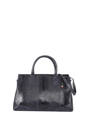 Sac à main en cuir à motifs python bleu foncé, avec deux poignées supérieures, une bandoulière amovible et une petite étiquette décorative en forme de drapeau italien.