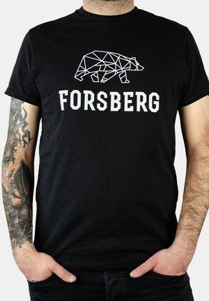 Czarny bawełniany t-shirt z białym geometrycznym wzorem niedźwiedzia oraz napisem "FORSBERG" w pogrubionych białych literach. Krótkie rękawy, okrągły dekolt.