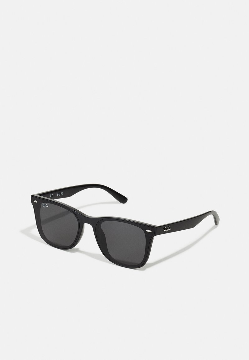 Ochelari de soare din plastic negru cu lentile întunecate. Design cu ramă pătrată, cu accente metalice și un logo pe partea exterioară a templelor.