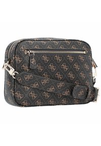 Schwarze synthetische Umhängetasche mit einem sich wiederholenden Logo-Muster in Braun, silbernen Reißverschlussdetails und einem verstellbaren Tragegurt.