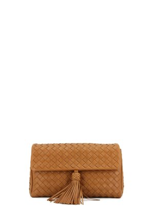 Pochette in pelle intrecciata color cuoio con patta frontale e dettaglio di nappina intrecciata.