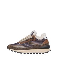 Sneaker in pelle marrone e beige con lacci beige, suola nera e rivestimento in pile bianco attorno al colletto, vista laterale.