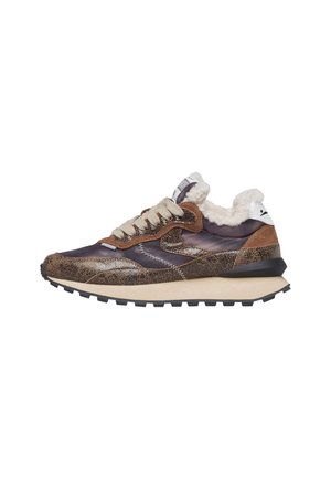 Sneaker in pelle marrone e beige con lacci beige, suola nera e rivestimento in pile bianco attorno al colletto, vista laterale.