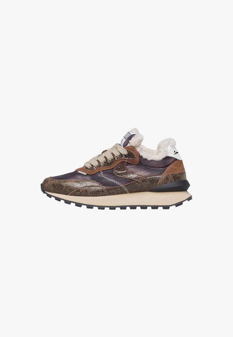 Sneaker in pelle marrone e beige con lacci beige, suola nera e rivestimento in pile bianco attorno al colletto, vista laterale.