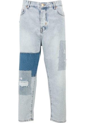 Hellblaue Jeans mit einem Patchwork-Design in verschiedenen Denimtönen, sichtbarer Naht und aufgerauten Stoffakzenten an den Beinen.