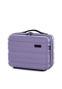 Maleta rígida en color lavanda con textura en relieve, cremallera negra y asa. Forma rectangular compacta con un acabado suave.
