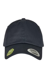 Șapcă de baseball ajustabilă de culoare bleumarin, cu o vizieră curbă, textură fabricată și două etichete decorative în față. Design de dimensiune standard.