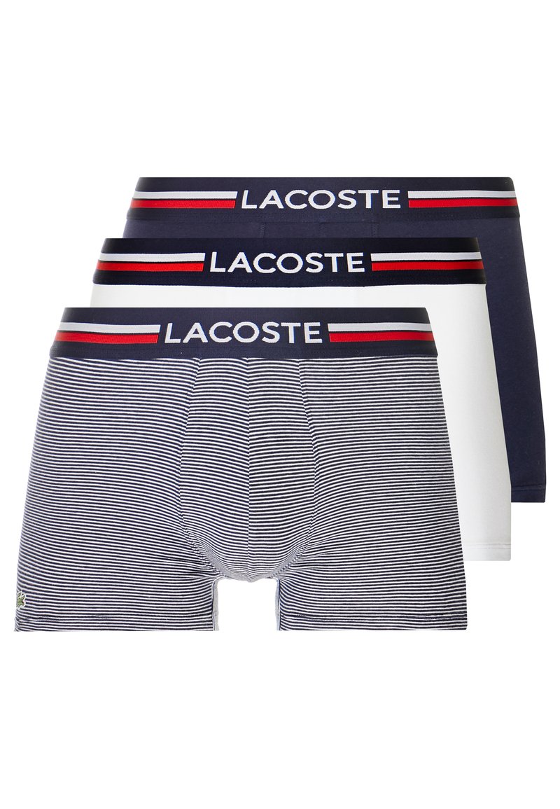 Set mit drei Boxershorts in den Designs schwarz-weiß gestreift, marineblau und einfarbig weiß, mit elastischem Lacoste-Logo an den Taillenbändern.