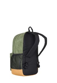 Mochila que presenta tergal verde oliva y tela negra, bolsillo lateral de malla, correas acolchadas y una base color tostado. Forma redondeada con detalles de costura.
