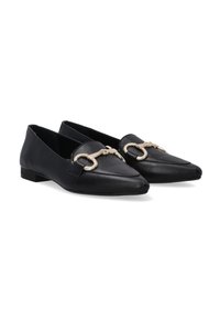 Schwarze Lederloafers mit spitzem Zehenbereich, versehen mit einem dekorativen goldfarbenen Kettendetail auf dem Obermaterial und einem flachen Absatz.