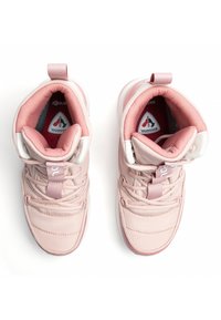 Jasnoróżowe sneakersy typu high-top z wyściółką w okolicy kostki, teksturowanymi sznurowadłami i kontrastującymi białymi akcentami. Logo na języku i pięcie. Gładki materiał.